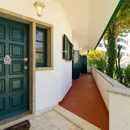 Casa vacanze Chic Coastal Pool, Garden & Vibes Carcavelos (Lisbon)