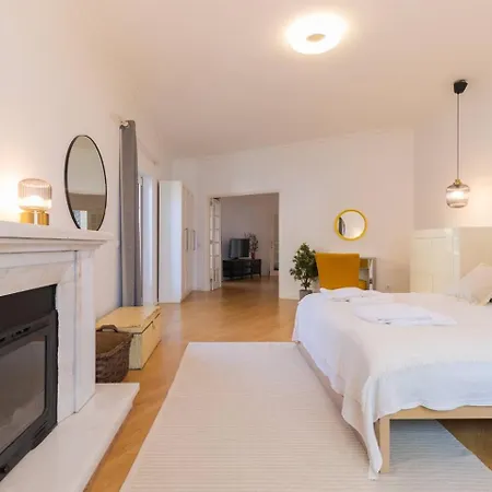 Chic Coastal Pool, Garden & Vibes * Carcavelos (Lisbon)