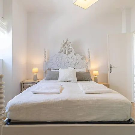 Chic Coastal Pool, Garden & Vibes Carcavelos (Lisbon)
