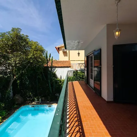 Chic Coastal Pool, Garden & Vibes Casa de Férias *